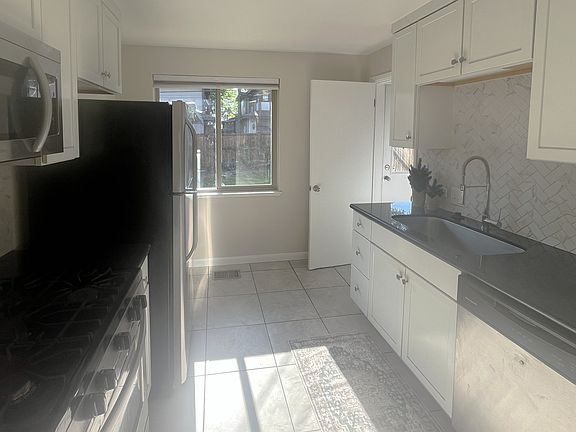 5th image of 860 Dahlia St