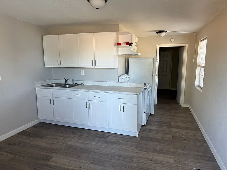 656 SW Avenue C Pl #5 — Photo 1