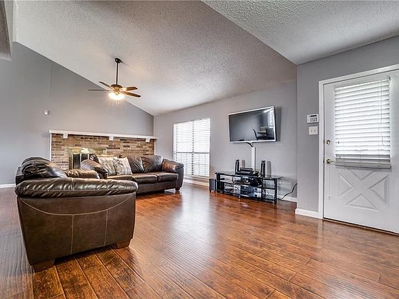 5th image of 2735 Naples Dr