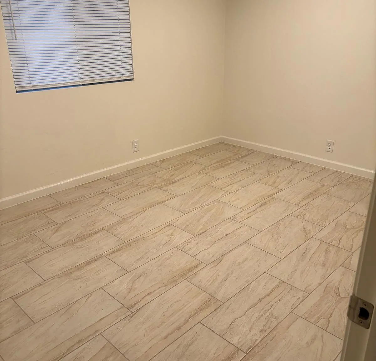 2 bed, 1.0 bath, 9575 sqft, $1,200 — Photo 4