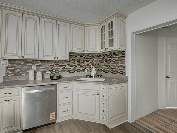 5th image of 424 Summit Dr