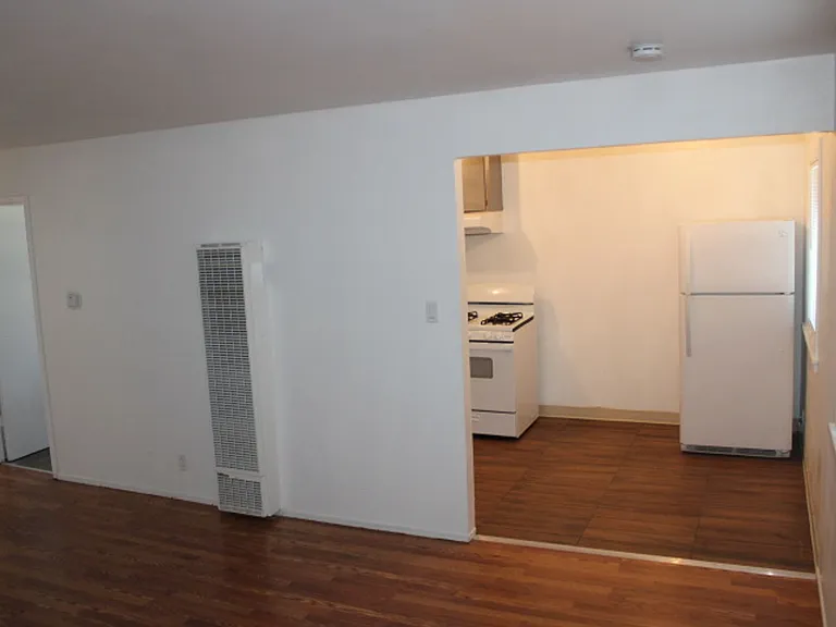 2515 Manchester Ave — Photo 6