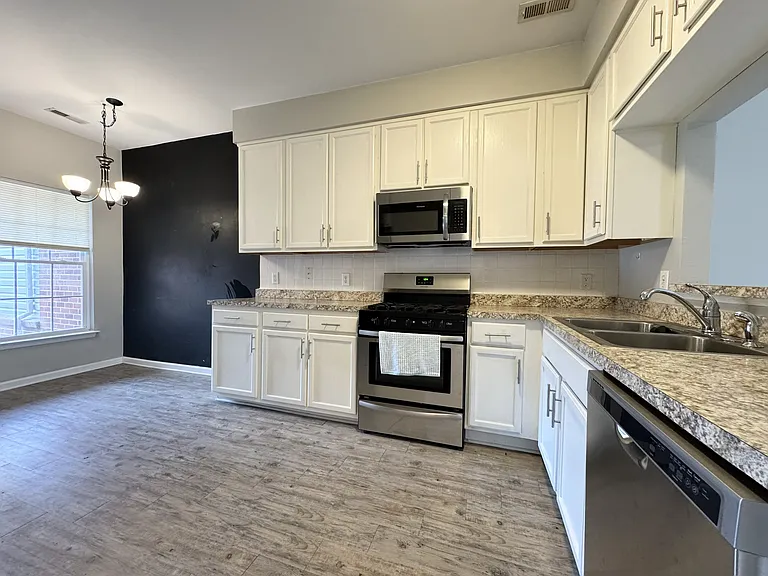 2309 Charing Cross Rd — Photo 13