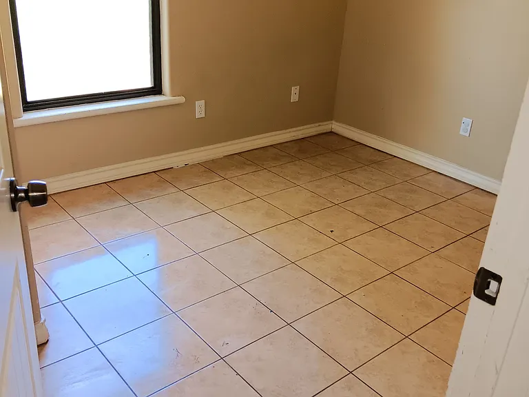 412 W Van Week St — Photo 28