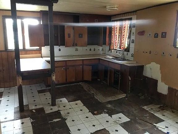 5th image of 813 Washington St