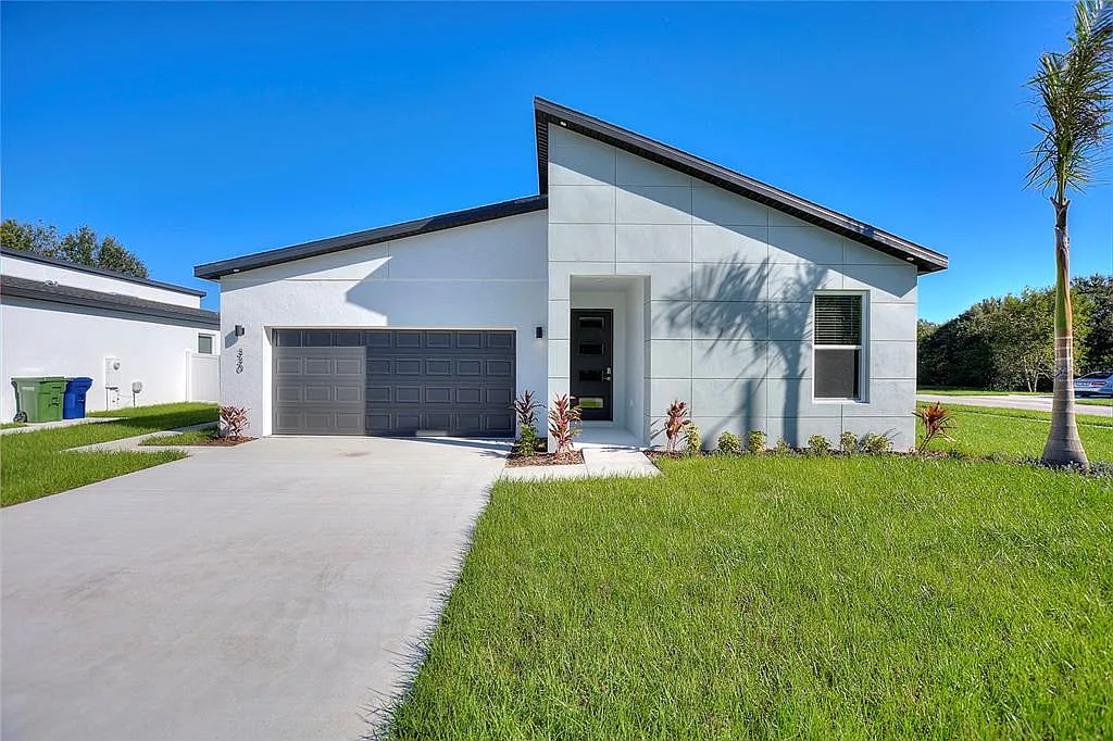 4 bed, 2.0 bath, 1790 sqft, $2,400 — Photo 1