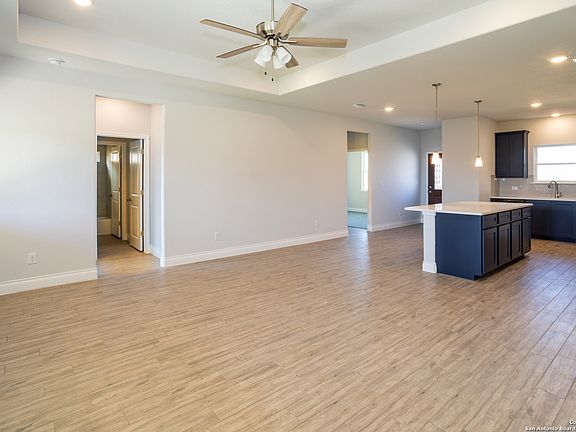 4th image of 109 Troubadour Ln