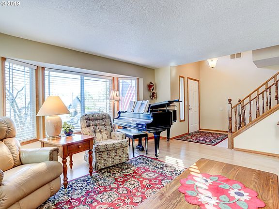 4th image of 13090 SW Laurmont Dr