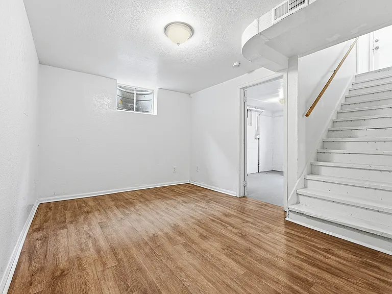 1717 Clinton St — Photo 16