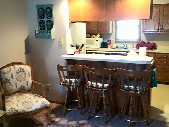 Living room/bar area