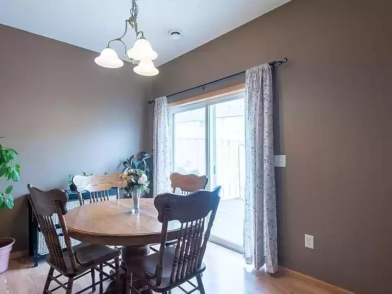 2109 Linden Trl — Photo 4