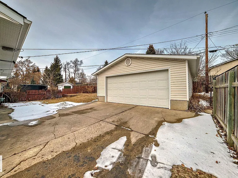 37 Sheridan Dr — Photo 2