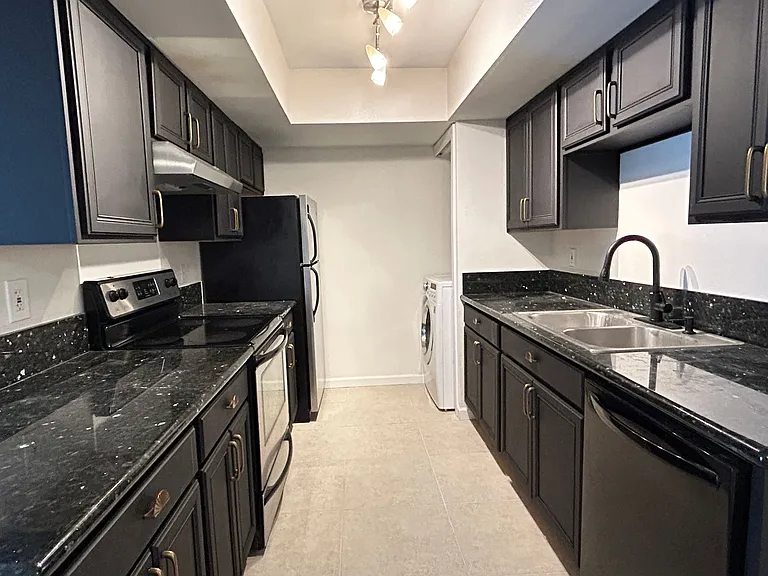 740 W Elm St #235 — Photo 8