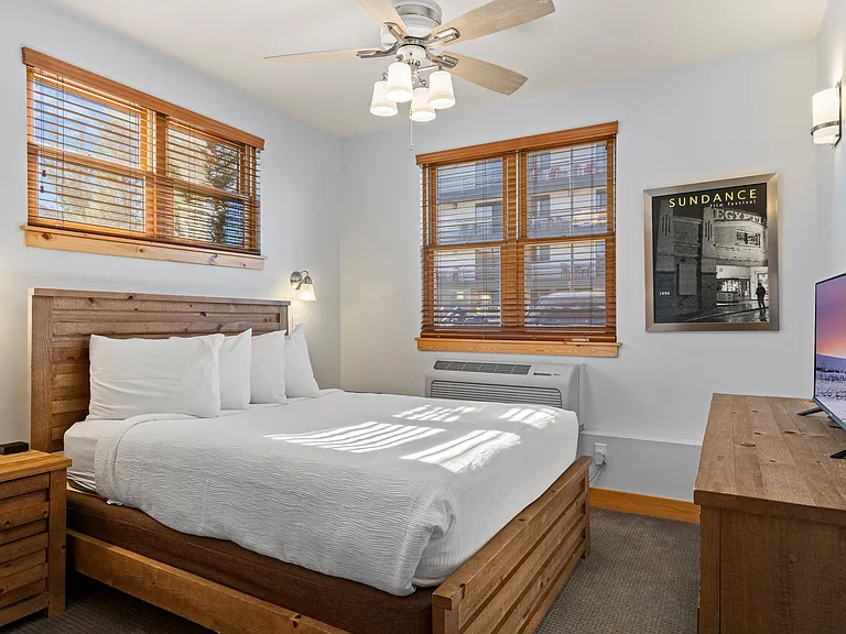 Second Bedroom / Queen Bed
