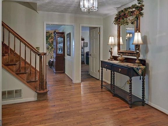 3rd image of 3341 Edgewood Cir