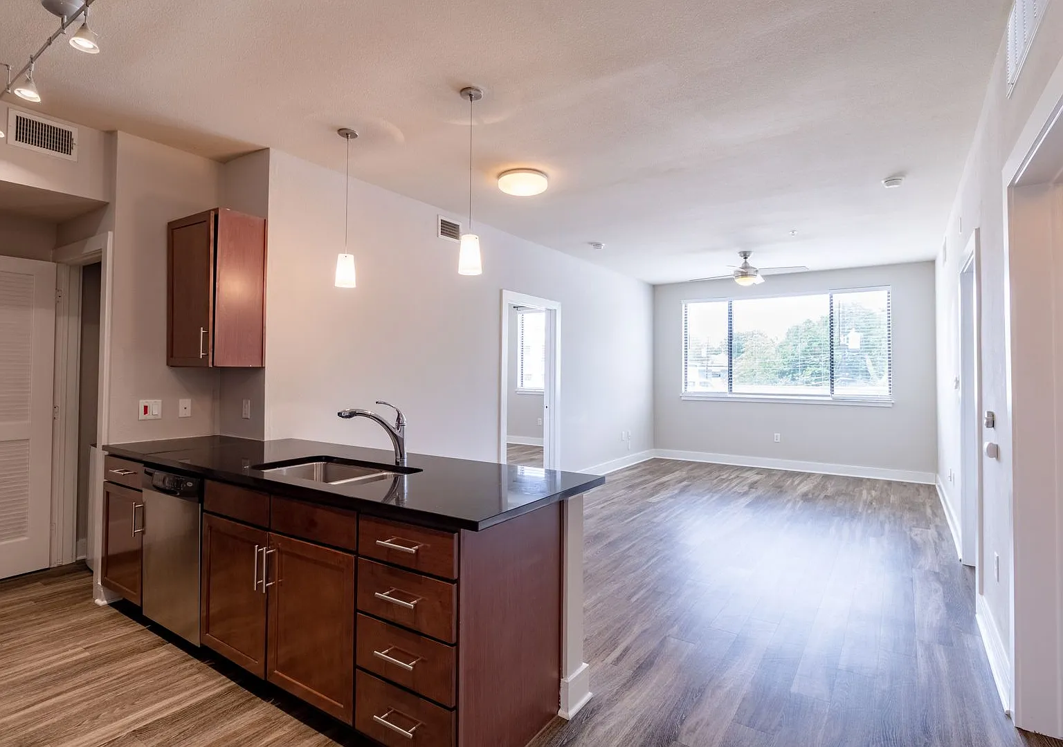 Modern 2 Bedroom, 2 Bathroom in West Campus — Photo 4