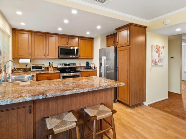 499 Cannon Green Dr APT C, Goleta, CA 93117