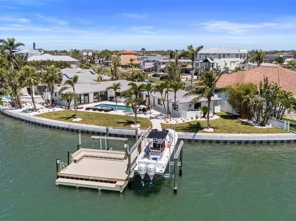 11050 7th St E, Treasure Island, FL 33706