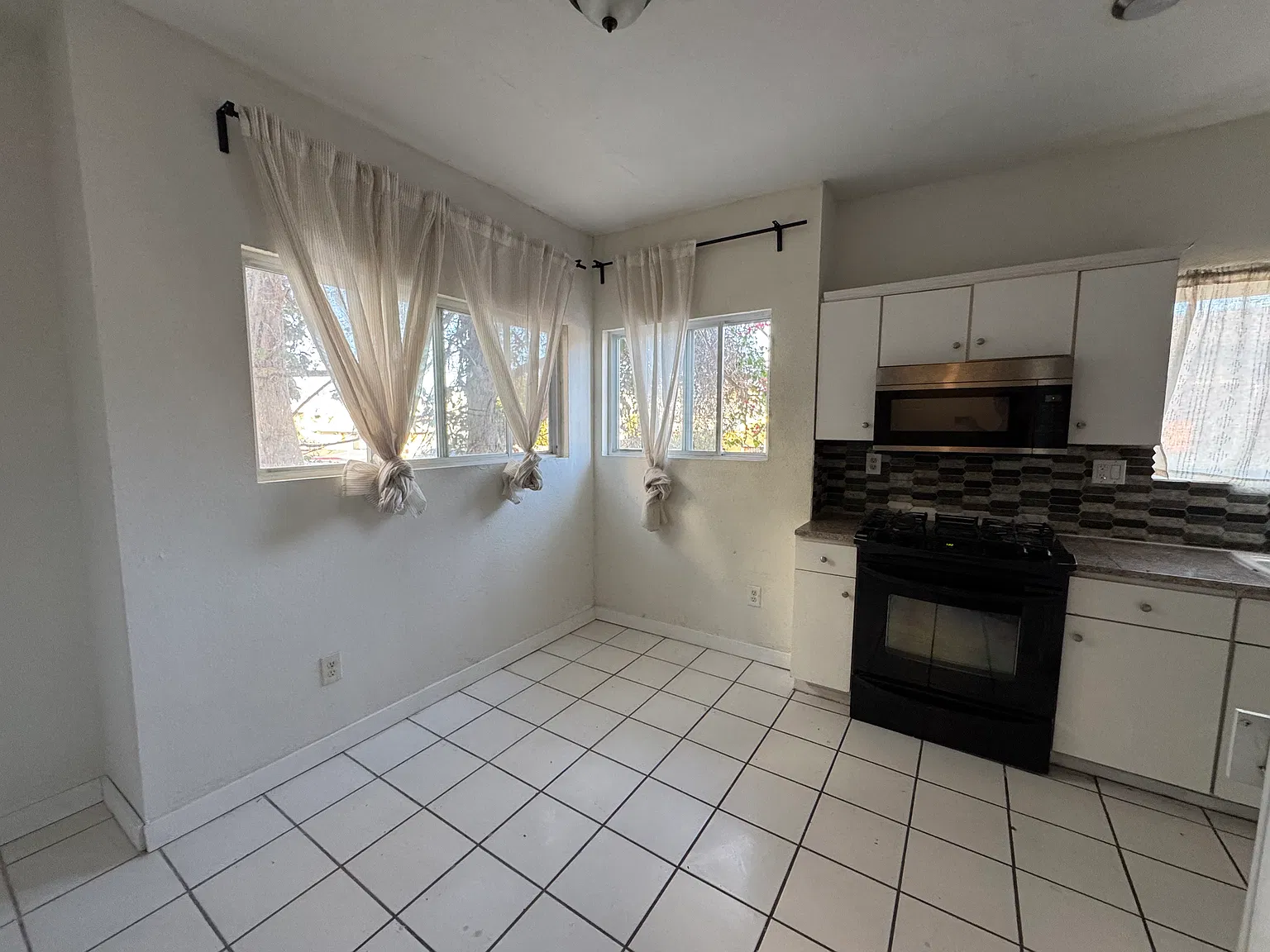 1050 Scott St — Photo 4