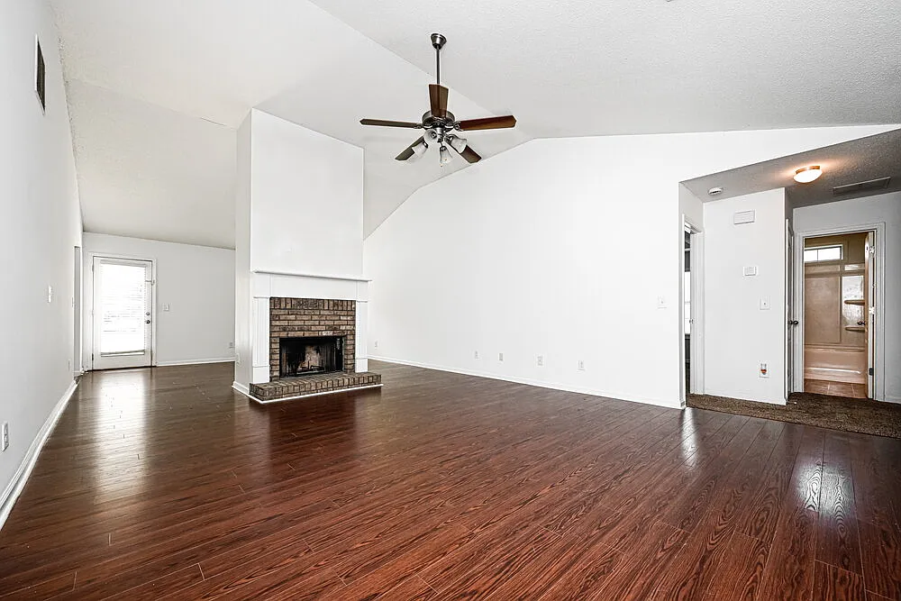 3 bed, 2.0 bath, 1823 sqft, $2,920 — Photo 3