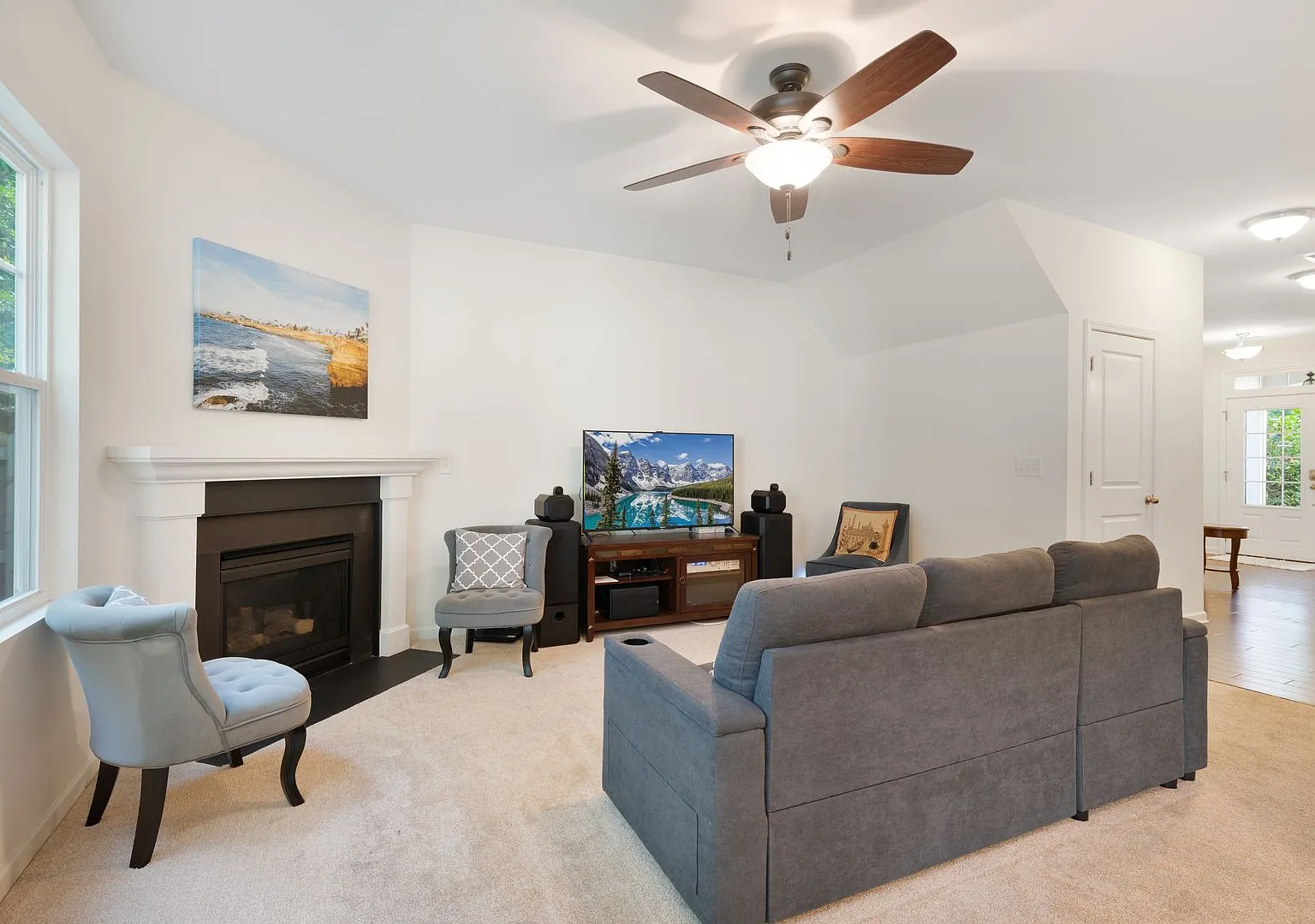 Incredible 3be/2.5ba House In Quiet Neighboorhood — Photo 2