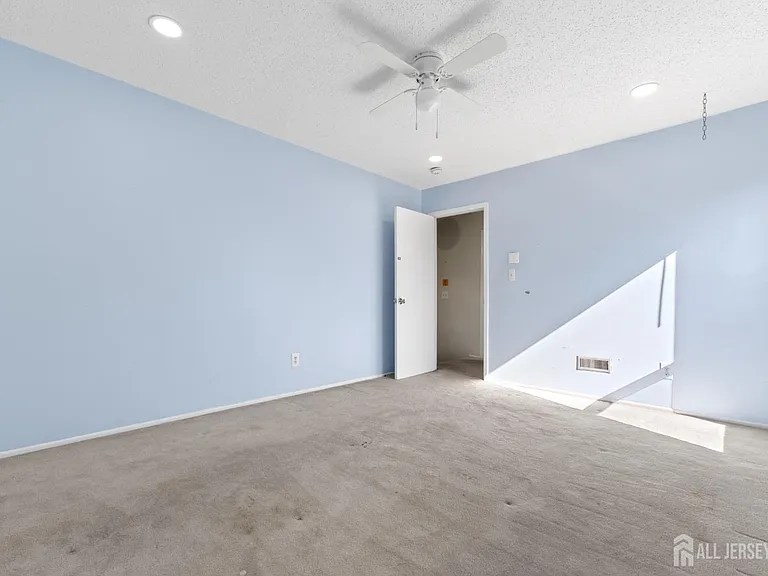 496 Westgate Dr — Photo 28