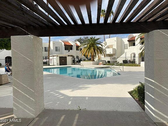 Beautiful sparkling pool/jacuzzi combo