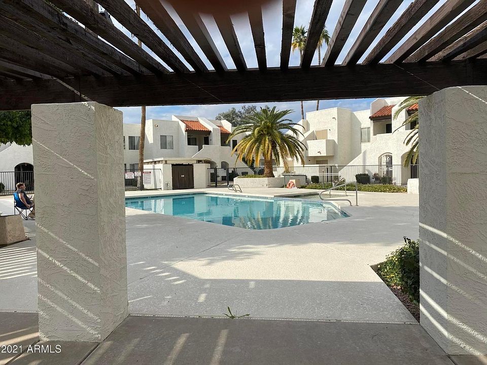 Beautiful sparkling pool/jacuzzi combo