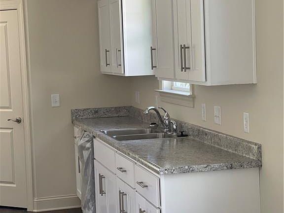 4th image of 511 White Oak St