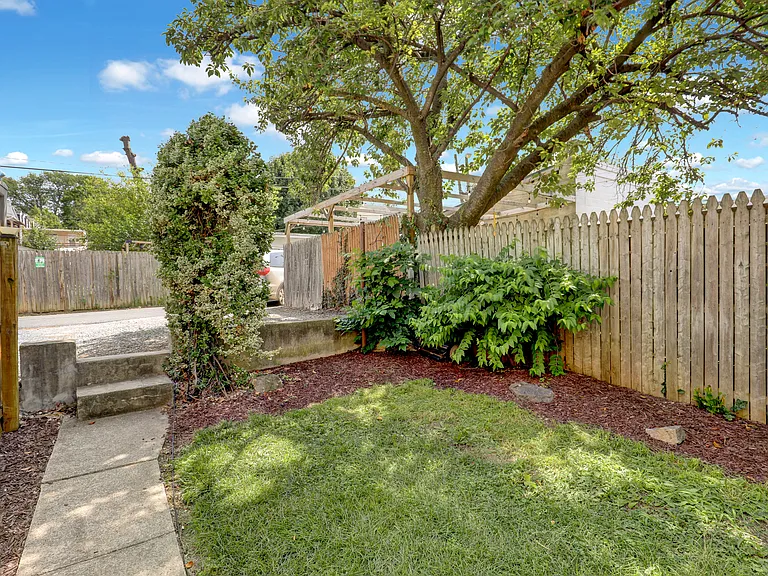 744 E Chestnut St — Photo 6