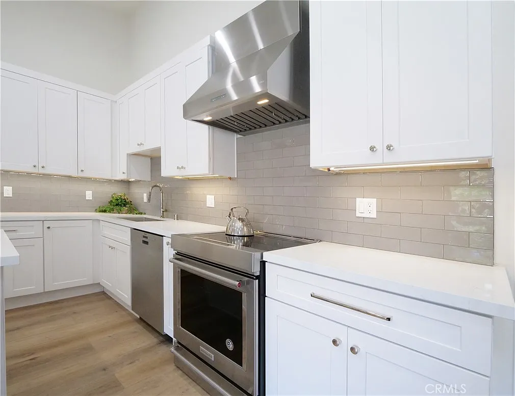 2 bed, 949 sqft, $4,900 — Photo 2