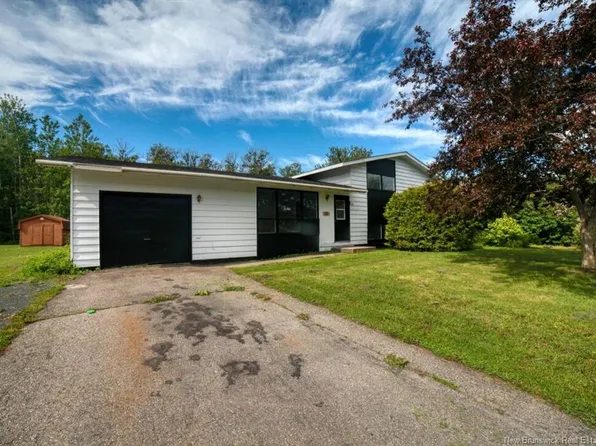 58 Chaleur Dr, Belledune, NB E8G 1Z4