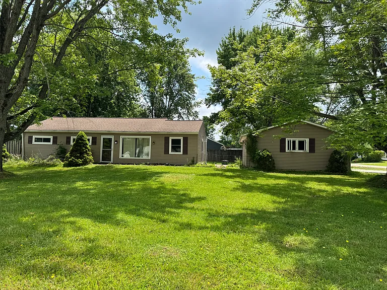 3734 Applewood Dr — Photo 1