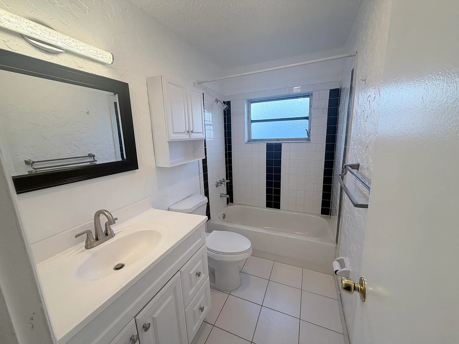 3 bed, 2.0 bath, 1734 sqft, $2,899 — Photo 4
