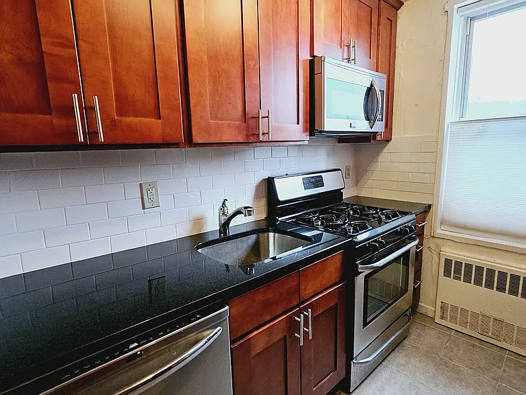 E Hartsdale Ave — Photo 4