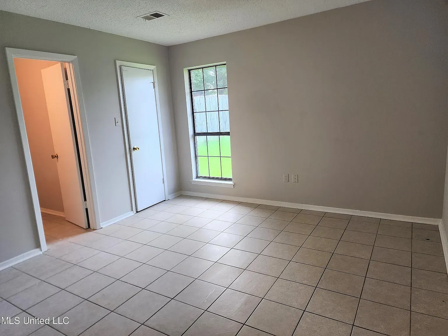 3 bed, 1041 sqft, $1,300 — Photo 4