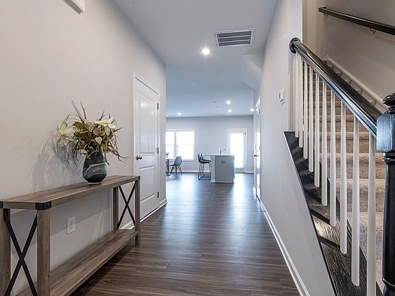 2nd image of 804 Oak Center Dr