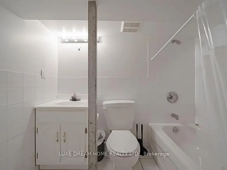 842 Dundas St W — Photo 15