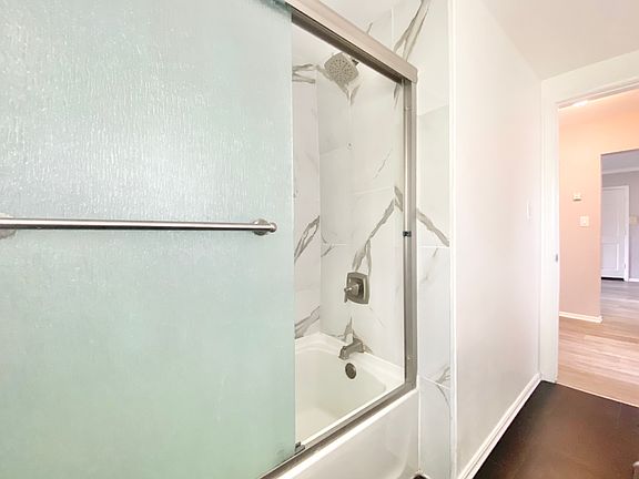 3rd image of 831 S Berendo St #101