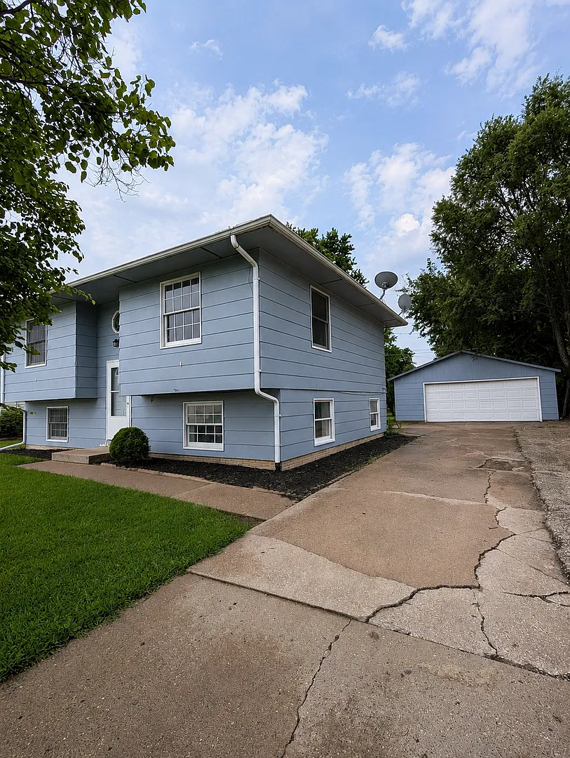 Spacious Split-Level Home With Garage and Fenced Yard in Rock Island! — Photo 2