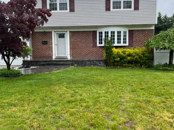 10 Balsam Ln, Commack, NY 11725