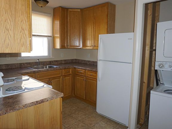 Kitchen with washer/dryer