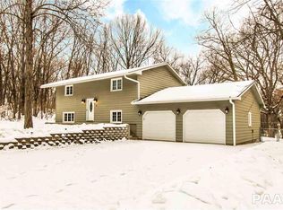 11 Summit Dr, Mackinaw, IL 61755