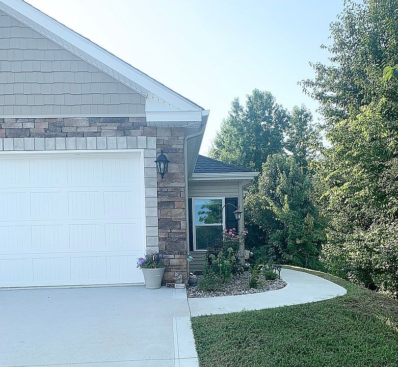 1st image of 829 Blossom Ct