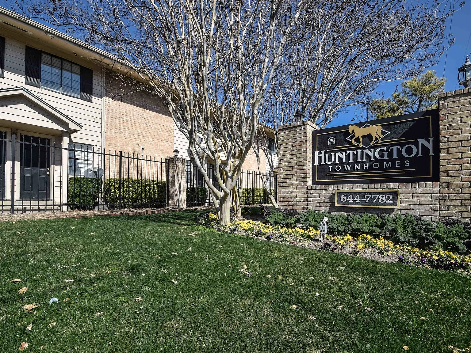 Huntington Townhomes — Photo 4