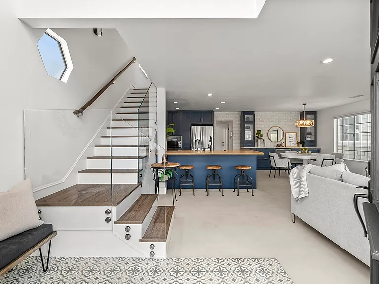 709 W Balboa Blvd — Photo 5