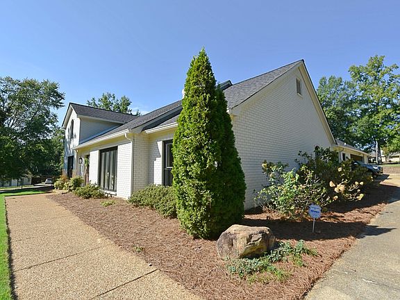 2nd image of 2301 Saint Andrews Dr