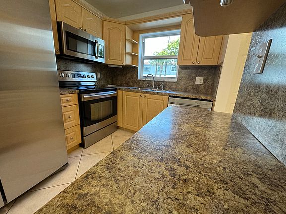 2nd image of 801 W Oakland Park Blvd APT B9