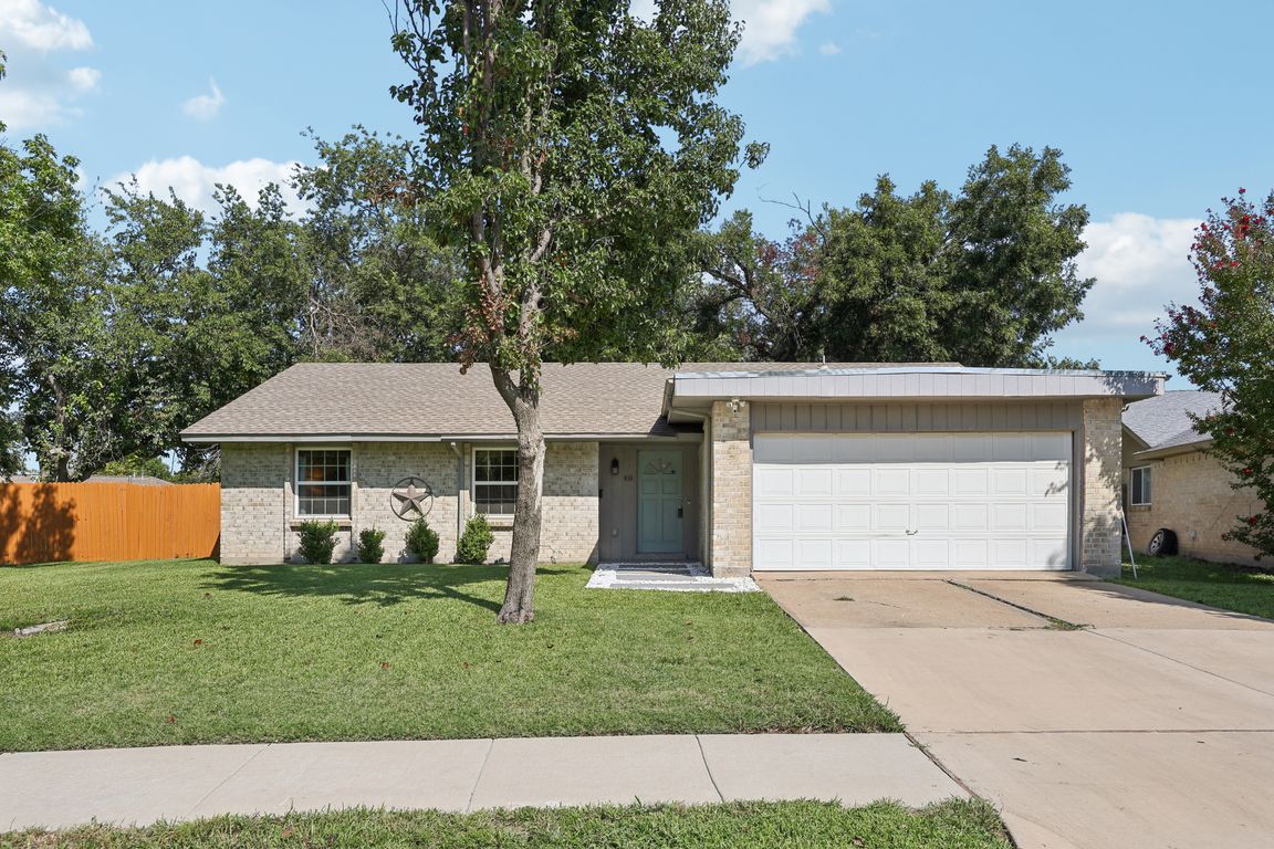 Woodmere Dr-S1009-001.jpg