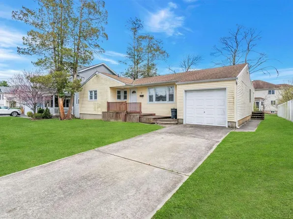 11 Midwood Drive, Plainview, NY 11803